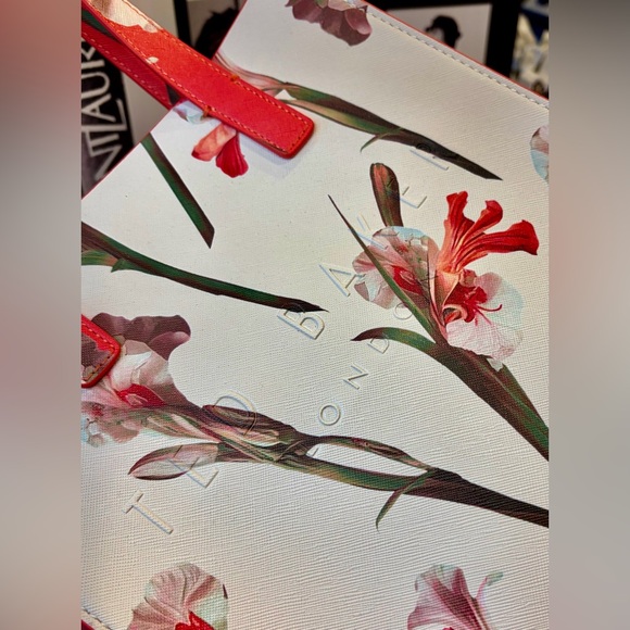 NWT TED BAKER LONDON “THE ICON” 
IRIS PRINT TOTE

SHE IS SO PRETTY!👛🌷🌸 - Picture 8 of 12